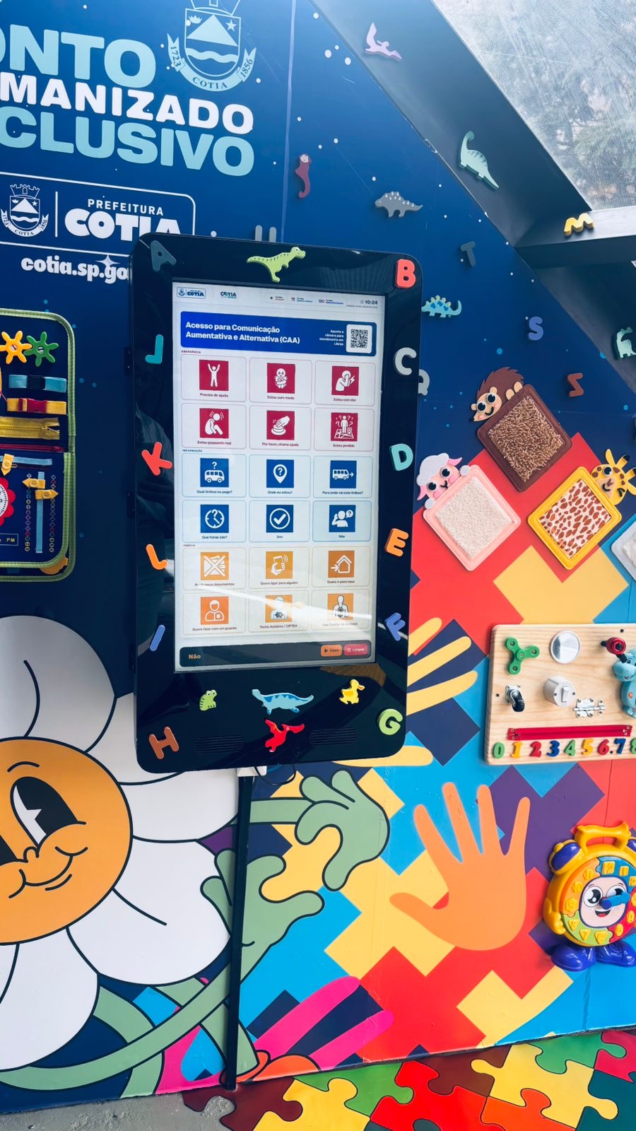 Mini Totem AdPlay de Autoatendimento e Acessibilidade no Ponto de Ônibus de Cotia