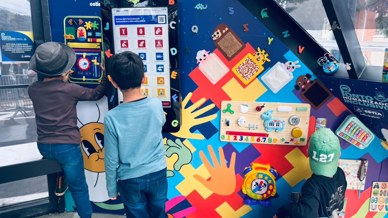 Ponto de Ônibus Inclusivo com Mini Totem AdPlay em Cotia