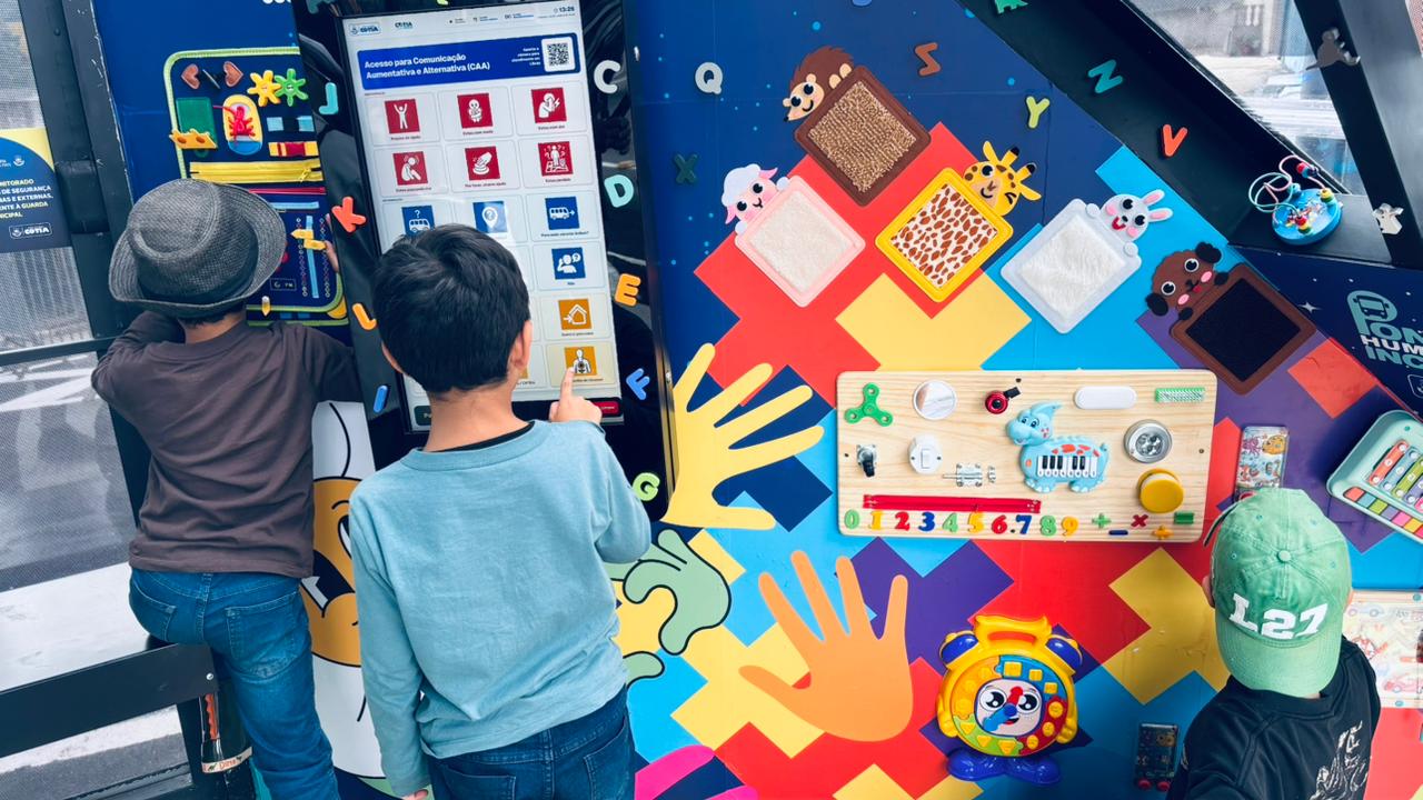 Ponto de Ônibus com Iluminação e Tecnologia Assistiva da AdPlay