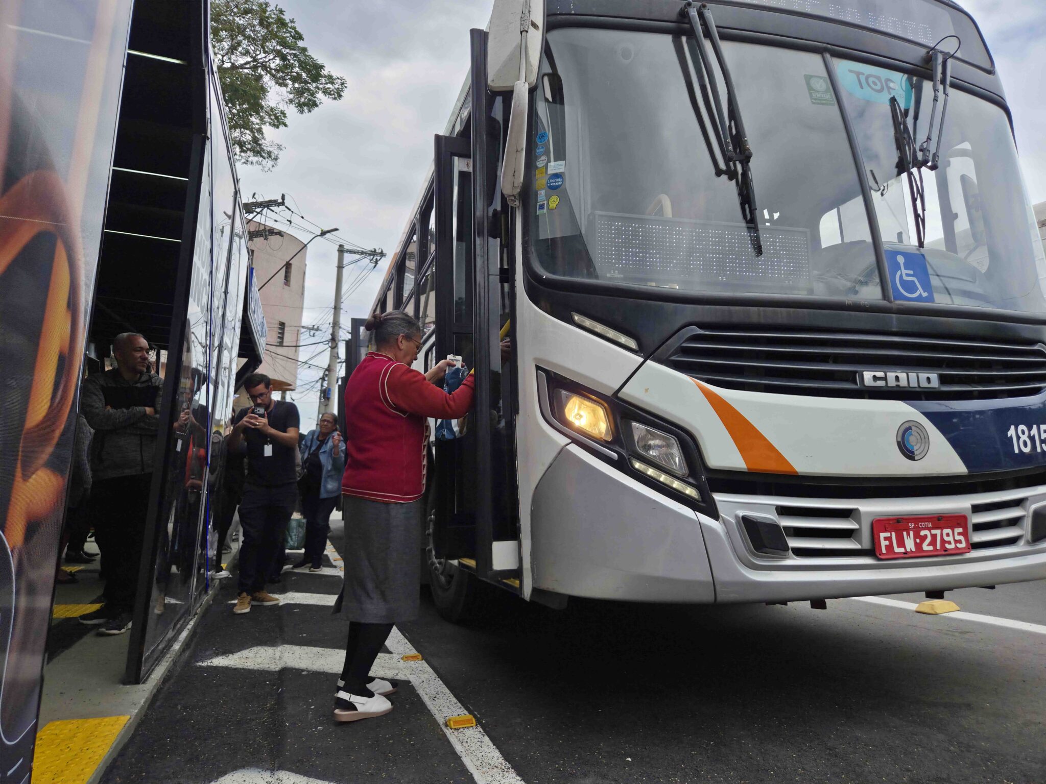 Inauguração do Ponto de Ônibus com Mini Totem em Cotia